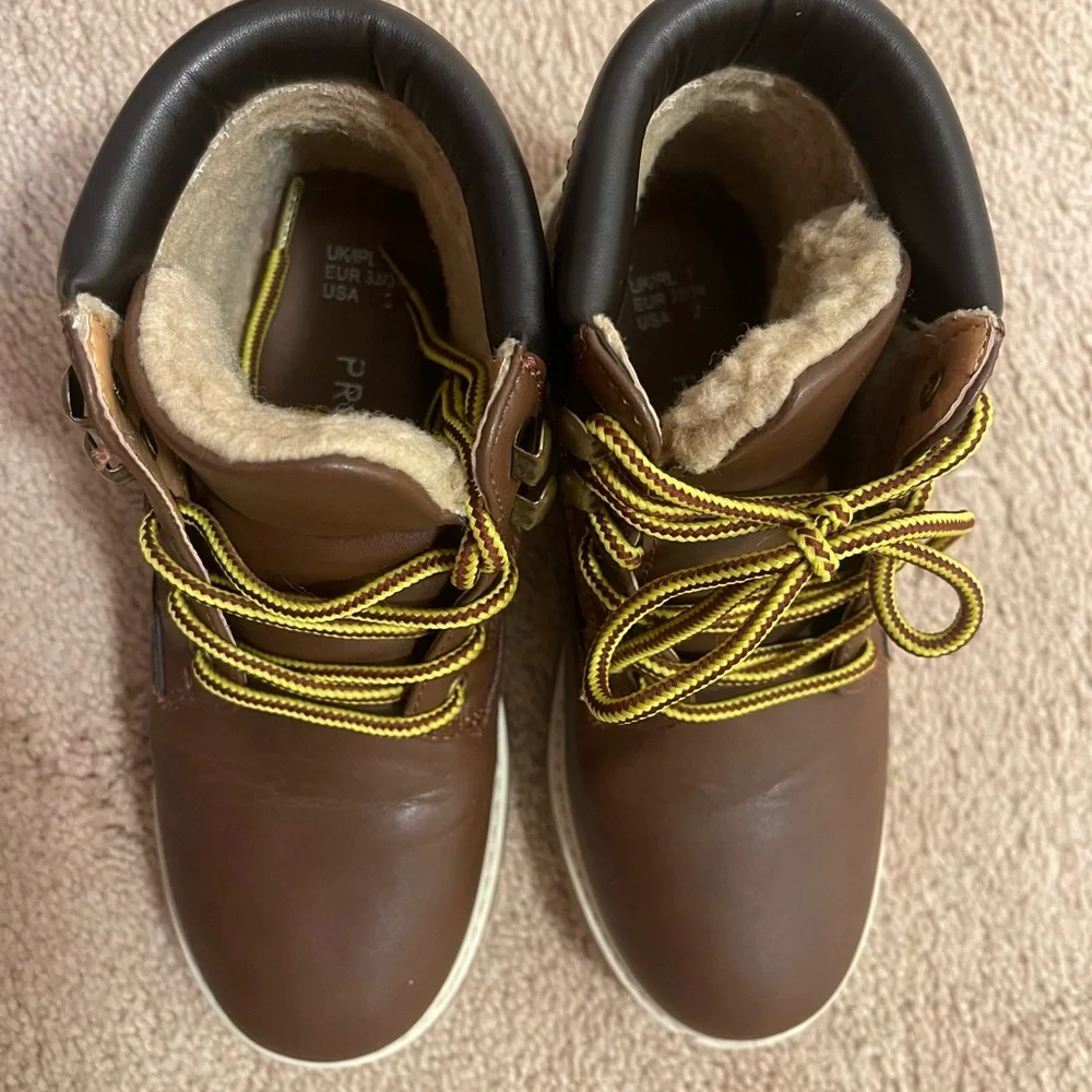 Kids insulated shoes size 2